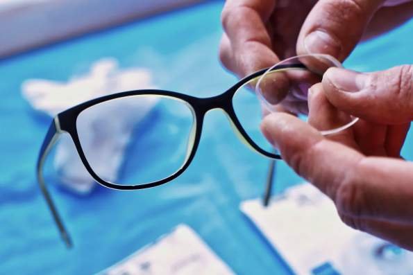 Entretien des lunettes : conseiller vos clients